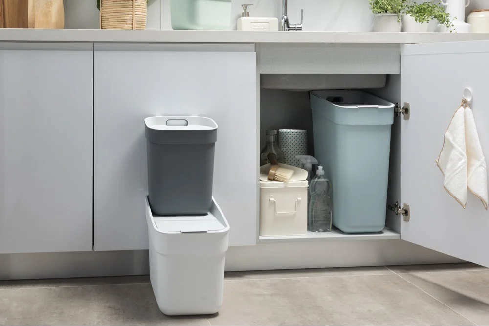 Zwei Mülleimer unter der Spüle in einer Küche